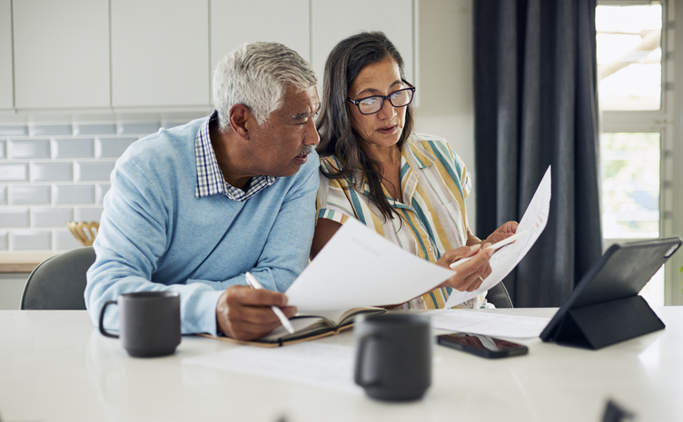 A couple working on a retirement income distribution planning. 